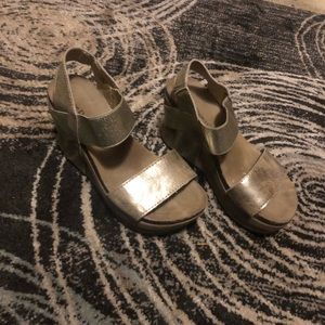 NWOT gold wedges